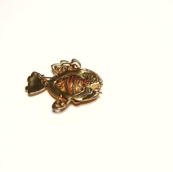 Snuggle tooth Fish pin - Picture 3 of 3